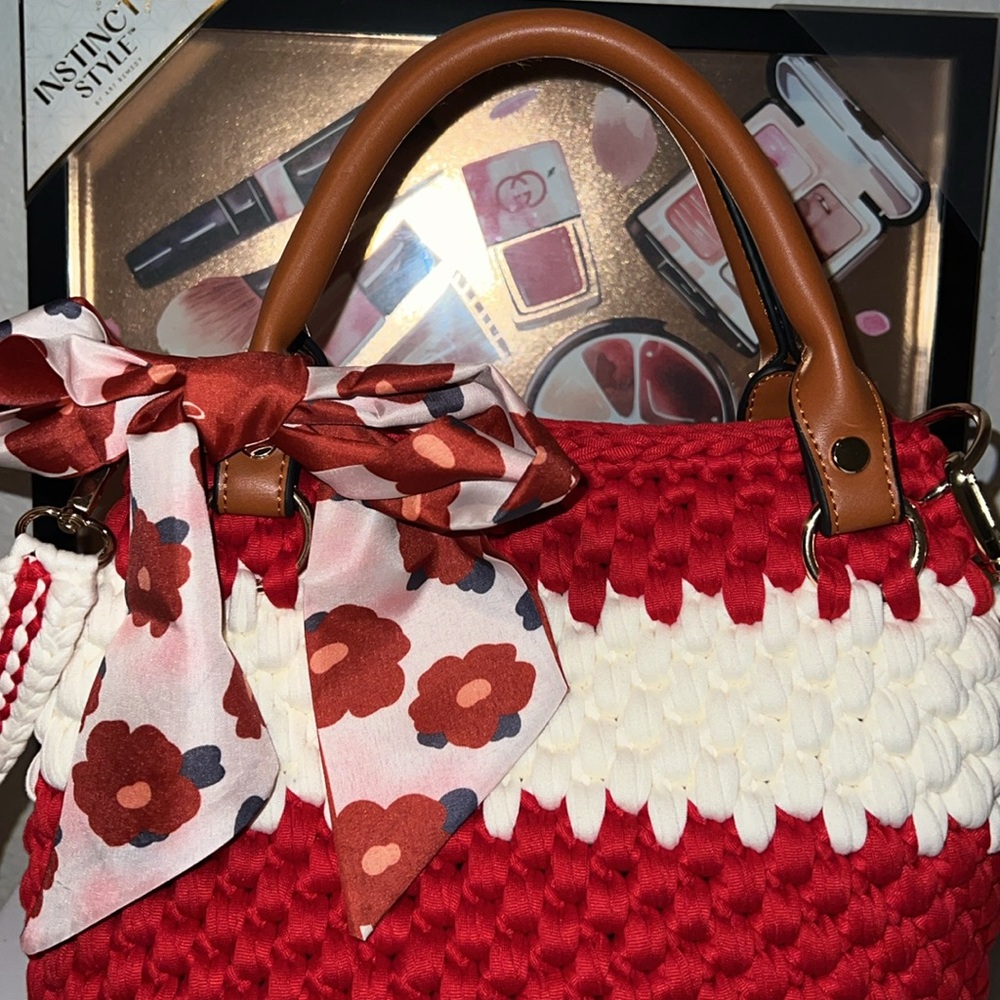 Hand Crafted Top Handle Shoulder Bag - Picture 16 of 17